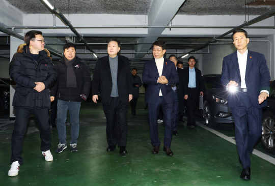 윤석열 대통령이 10일 경기 고양시 일산동구 백송마을 5단지를 방문해 박상우 국토교통부 장관, 입주자대표, 재건축추진준비위원회 대표 등 주민들과 함께 아파트 지하주차장을 점검하고 있다. 연합뉴스